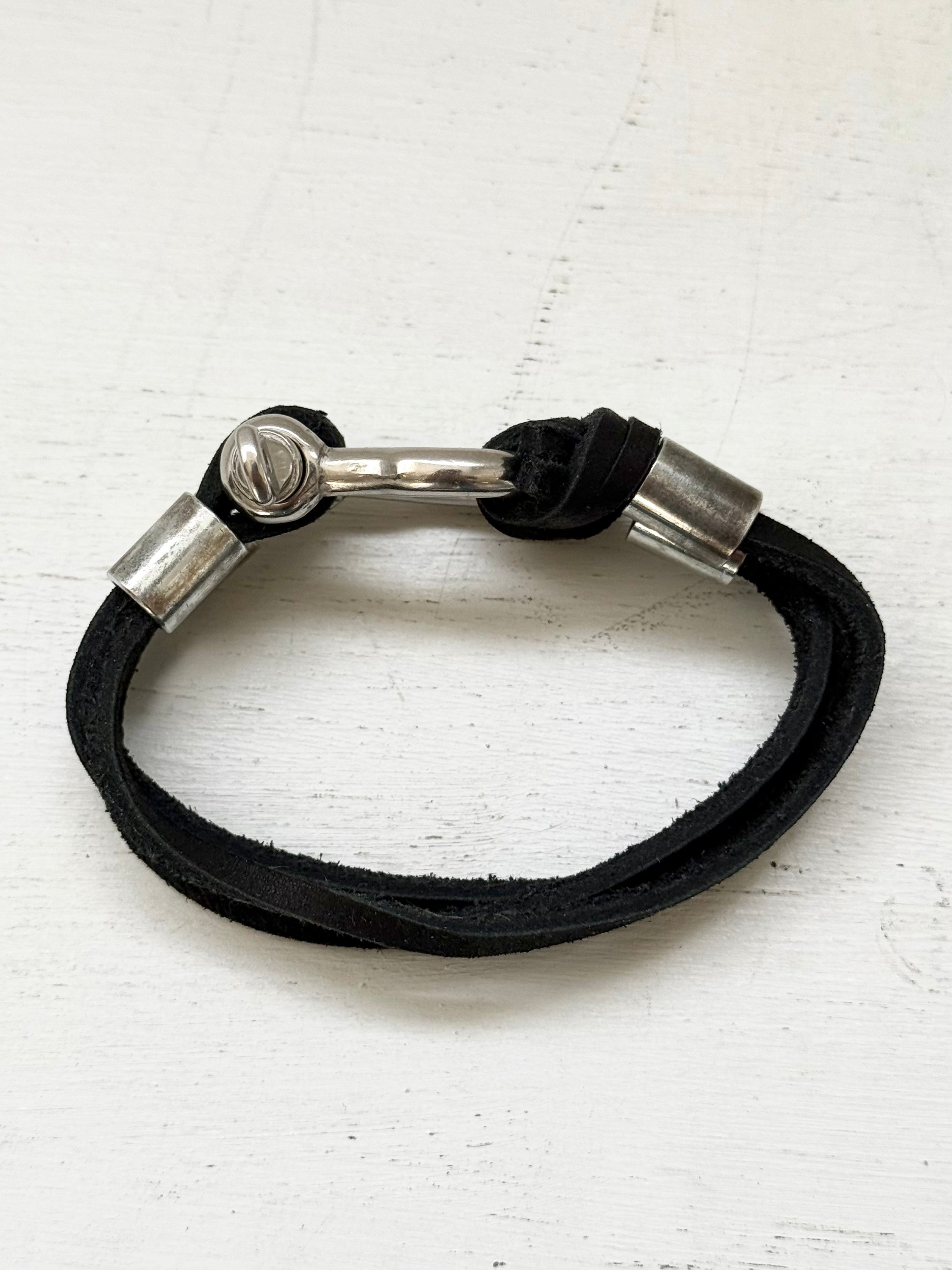 SHACKLE BRACELET
