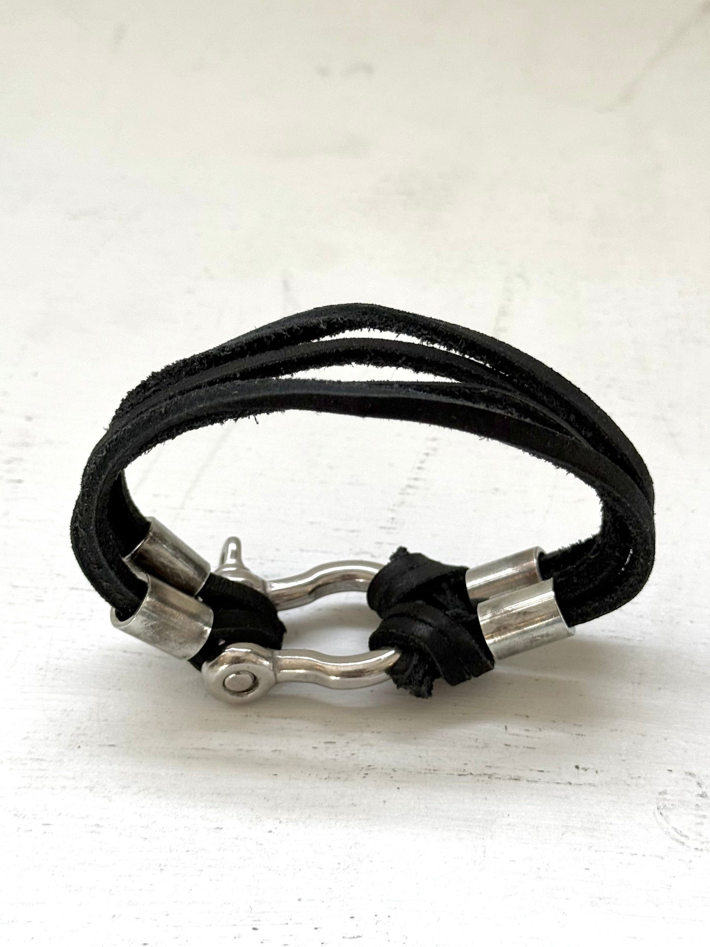 SHACKLE BRACELET