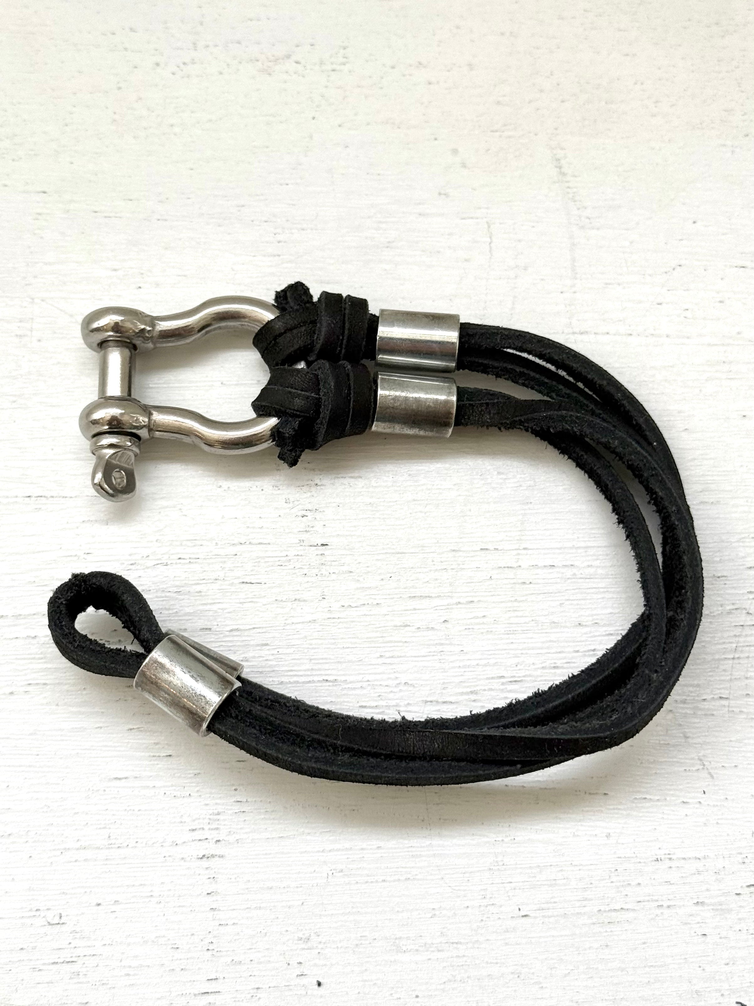 SHACKLE BRACELET